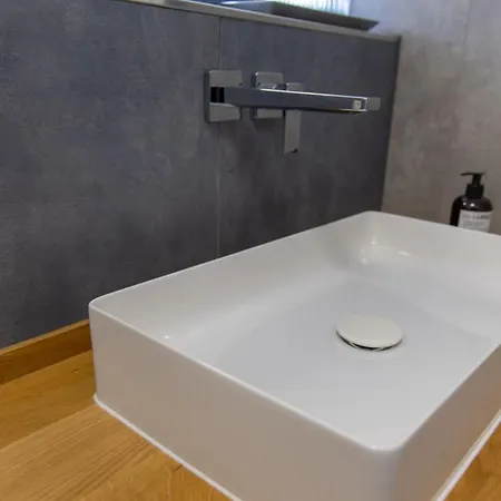 1 Apartment *
